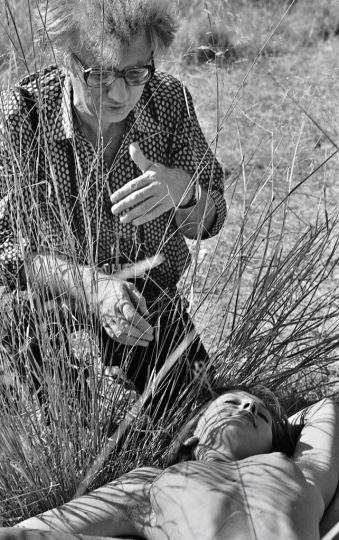 1980 Lucien Clergue avec son modèle atelier 'nu' Arles--photo-Jacques-Revon