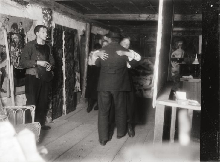 Barn Dance on the Upper Floor of the „Haus in den Lärchen“ with Selfportrait at the left, 1919/1920, © Ernst Ludwig Kirchner
