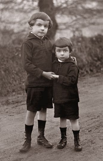 Début années 1920, mon père Charles et son frère mon oncle Frédéric, tous les deux deviendront photographes et artisan commerçant l'un-à Roanne le second à Lyon