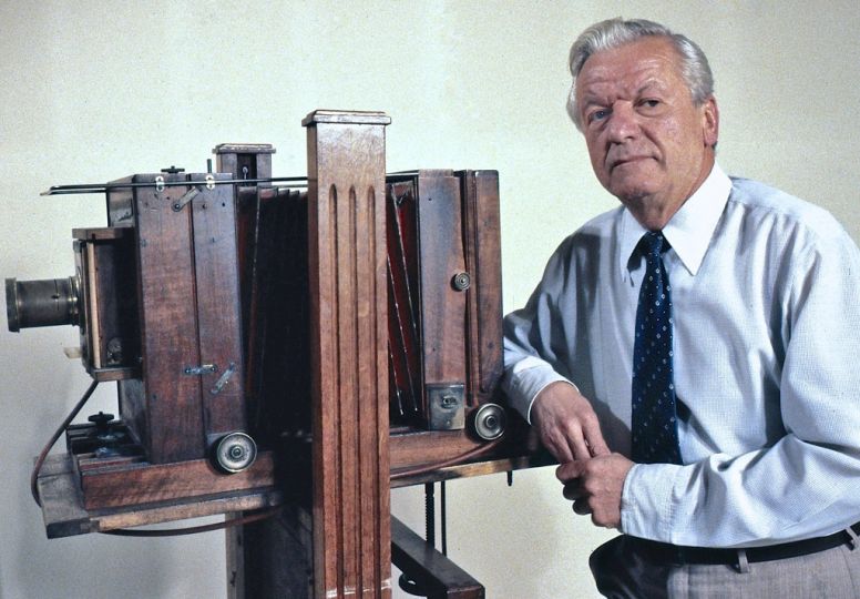 1983 mon père pose pour moi avec sa chambre photo-Jacques-Revon