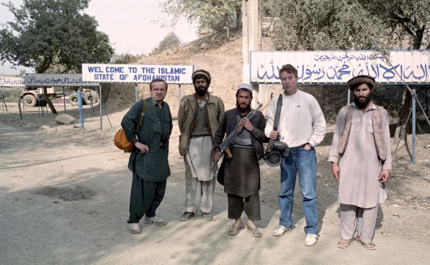 1989 Pakistan, zone tribale, frontière avec l'Afghanistan--Jacques Revon-en-reportage-pour-France-3-avec-son-confrère-JRI--Michel-Garnier--photo-DR