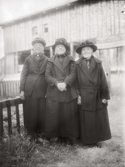 Margreth, Dorothe and Elsbeth Rüesch in front of the Barn next to the Wildbodenhaus, ca. 1925, © Ernst Ludwig Kirchner