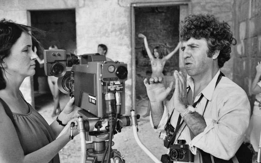1979 Guy Le Querrec et son atelier 'nu' Arles--photo Jacques-Revon