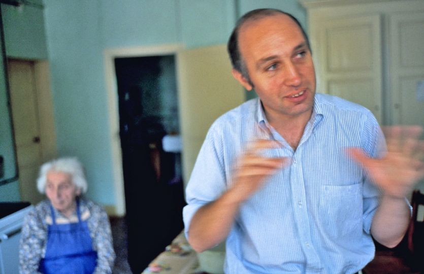 1982 Raymond Depardon à la ferme des Garet 69 avec sa maman-- -photo--Jacques-Revon