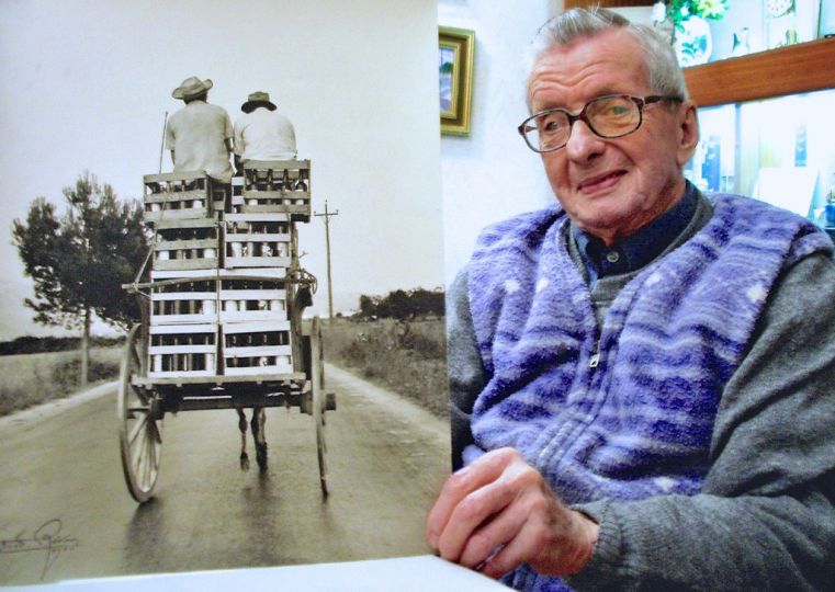 2005 Frédéric Révon chez lui avec ses photos--photo-jacques-Revon-