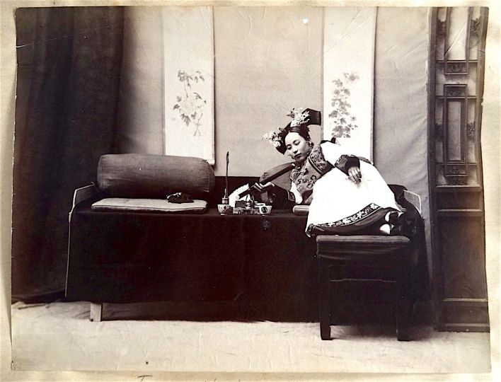 SANSHICHIRO YAMAMOTO (STUDIO YAMAMOTO SHōZō KAN, when active in Peking). «Fumeuse d’opium», Peking, c. 1900.