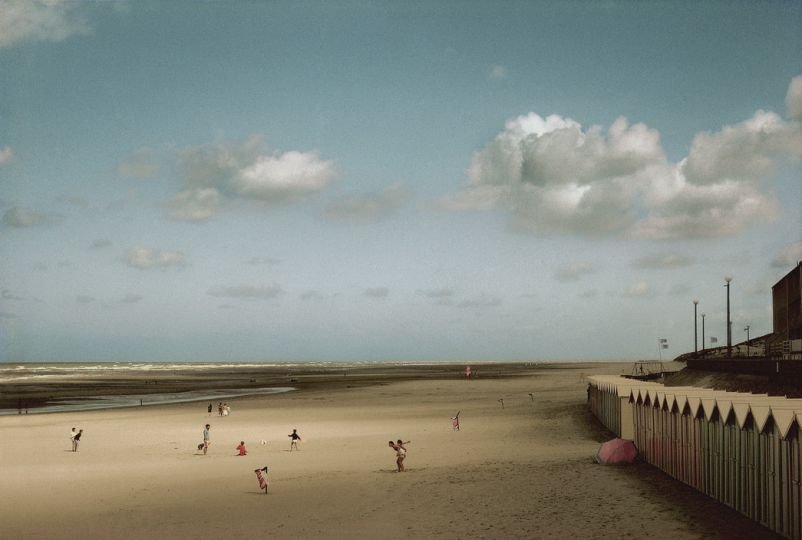 FRANCE. Picardie region. Bay of the Somme river. Beach of the town of Fort Mahon. 1991. © Harry Gruyaert/Magnum Photos