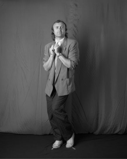 Philip David Charles Collins dit Phil Collins, LVO né le 30 janvier 1951 à Londres, est un musicien, auteur-compositeur, batteur, chanteur et acteur britannique. C'est le batteur puis le chanteur de Genesis, groupe de rock progressif anglais qui connaît un grand succès depuis sa formation à la fin des années 1960. À l'origine uniquement batteur du groupe, c'est à la suite du départ de Peter Gabriel en 1975 que Phil Collins devient la voix de Genesis. Mais encerclé par le triomphe de sa carrière solo, il se détache de son poste au sein de Genesis en 1996. Bercé par les rythmes soul et pop des années Motown, Phil Collins commence très jeune une carrière professionnelle dans la musique. Batteur et chanteur dans le groupe Flaming Youth qu'il forme avec Ronnie Caryl, il finit par rejoindre Genesis en 1970. Derrière sa batterie, il n'hésite pas aussi à accompagner Peter Gabriel au chant sur certaines chansons. Au vu de ses performances vocales, Phil Collins sera finalement choisi pour devenir le nouveau chanteur du groupe après le départ de son prédécesseur. À partir de succès tels que Follow You Follow Me en 1978, Genesis connait sa plus grande période de réussite commerciale, qui dure jusqu'au début des années 1990. Phil Collins quitte pourtant Genesis pour se consacrer pleinement à sa carrière solo. Après In the Air Tonight, Against All Odds ou encore Another Day in Paradise, la gloire sourit toujours au musicien britannique qui a reçu sept Grammy Awards, un Oscar et deux Golden Globes.