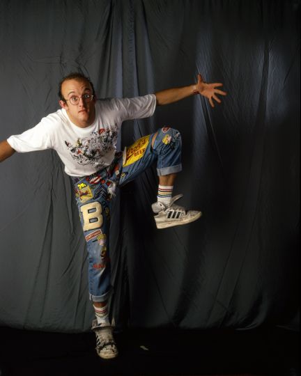 Keith Haring, né le 4 mai 1958 à Reading en Pennsylvanie et mort le 16 février 1990 (à 31 ans) à New York, est un artiste et activiste américain des années 1980.