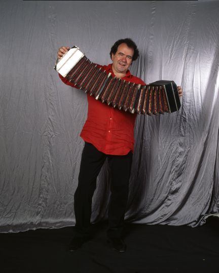 Richard Galliano (né le 12 décembre 1950) est un accordéoniste et compositeur franco-italien. Richard Galliano est né à Cannes (Alpes-Maritimes). Il a commencé à jouer de l'accordéon à l'âge de 4 ans, influencé par son père Luciano, accordéoniste originaire d'Italie, qui enseigne encore aujourd'hui à l'École de musique de Mouans-Sartoux, près de Cannes. Il a joué avec de nombreux artistes, parmi lesquels : George Mraz, Francis Lassus, Brigitte Fontaine, Al Foster, Juliette Gréco, Charles Aznavour, Ron Carter, Chet Baker, Enrico Rava, Martial Solal, Miroslav Vitouš, Trilok Gurtu, Jan Garbarek, Michel Petrucciani, André Manoukian, Michel Portal, Bruno Letort, Daniel Goyone, Ivan Paduart, Toots Thielemans, Bobby McFerrin, Claude Nougaro (en hommage à qui il compose et interprète Tango pour Claude, à Marciac, en 2006), Allain Leprest, Barbara, Les Rita Mitsouko, Khalil Chahine, Diego el Cigala et d'autres... On lui doit les thèmes des génériques de la série PJ , de 