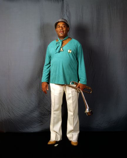 John Birks « Dizzy » Gillespie, né à Cheraw en Caroline du Sud le 21 octobre 1917, mort le 6 janvier 1993, est un trompettiste, compositeur et chef d'orchestre de jazz américain. Avec Miles Davis et Louis Armstrong, il est l'un des trois plus importants trompettistes de l'histoire du jazz, ayant participé à la création du style Bebop et contribué à introduire les rythmes latino-américains dans le jazz. Dizzy Gillespie se distinguait en particulier par sa trompette au pavillon incliné vers le haut, il bouchait sa trompette d'un bouchon. Ses joues gonflées à bloc comme celles d'un crapaud, ainsi que sa joie de vivre et son humour ravageur sont pour beaucoup dans sa popularité auprès du public. En tant que musicien, il avait une technique époustouflante et une vitesse de jeu impressionnante.