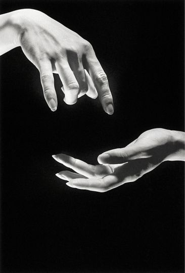 © I-Jong Juan, The Secrets of hands, 1999, gelatin silver print, 40 x 30 cm. Courtesy of Aura Gallery Beijing, Taipei
