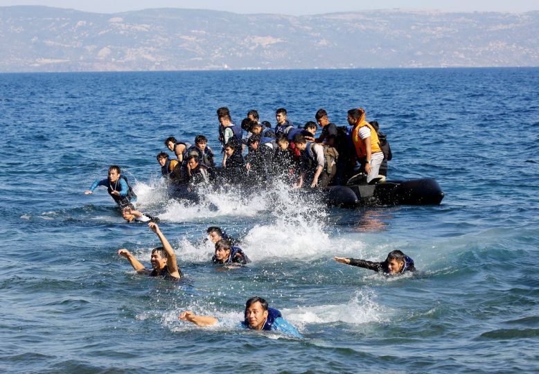 Afghan and Syrian refugees struggle to swim ashore after their raft with a broken engine drifted out of control off the Greek island of Lesbos while crossing a part of the Aegean Sea from the Turkish coast September 19, 2015. REUTERS/Yannis Behrakis