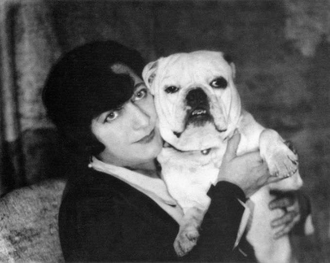 © Berenice Abbott, Mme Guèrin et un bouledogue