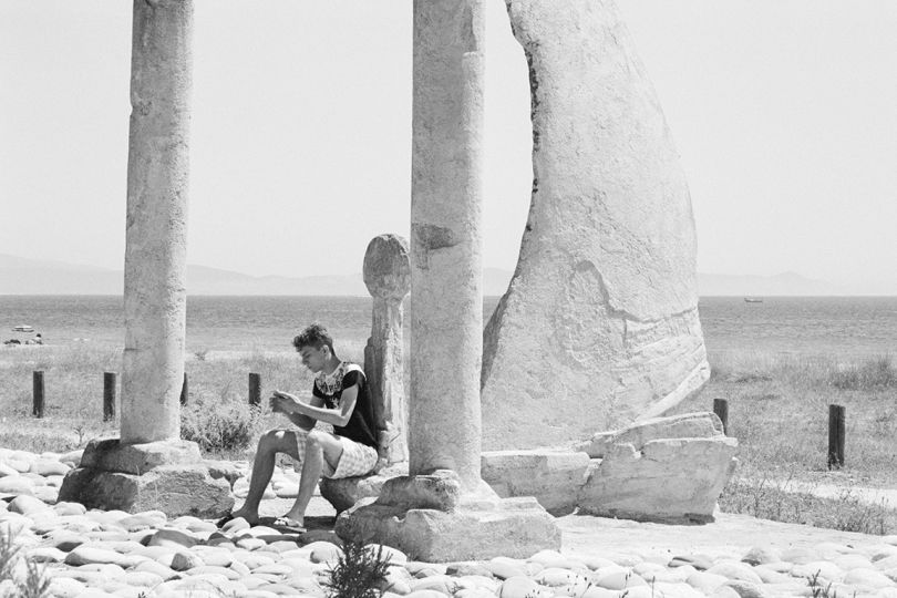 © Camille Vivier, Scuplture et garçon, 2016