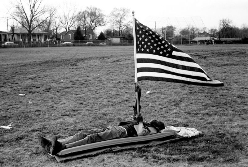© Steve Schapiro, Boy on ground with flag, Selma March