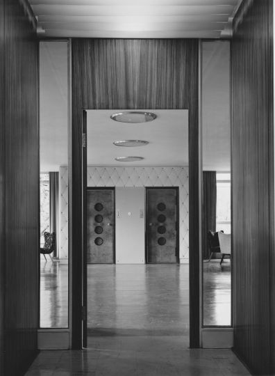 K H Schmölz, Blick durch Türe auf Aufzüge, 1954 © Wim Cox Arch / Courtesy Van der Grinten Gal