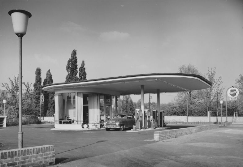 Karl Hugo Schmölz Tankstelle mit Auto, 1951 © Wim Cox Arch / Courtesy Van der Grinten Gal