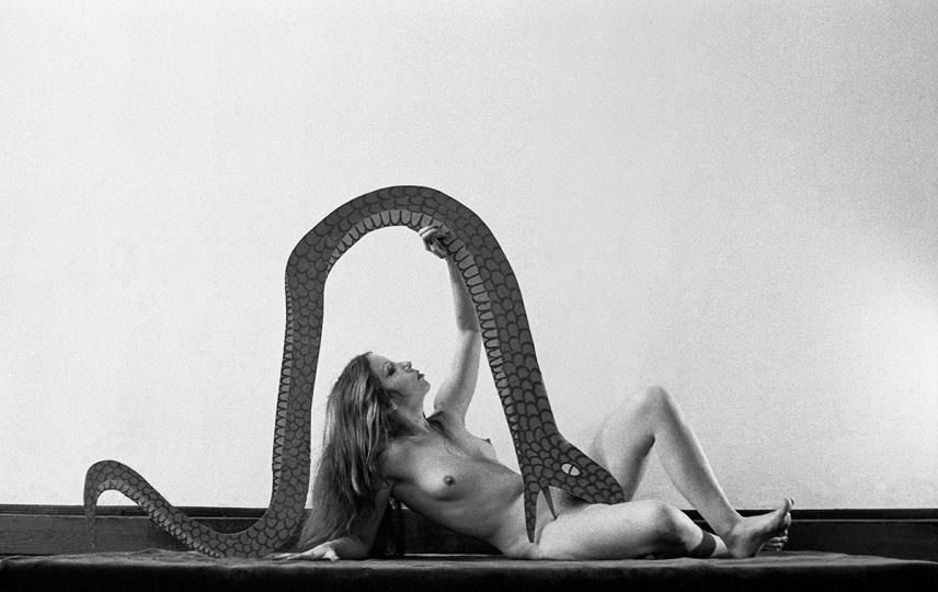 ORLAN apprivoisant le serpent, 1967 Série « CORPS-SCULPTURES » © ORLAN / ADAGP