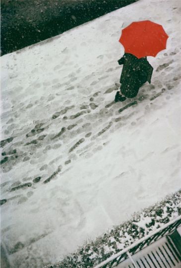 foot prints snow red umbrella, ca 1955 © Saul Leiter Foundation
