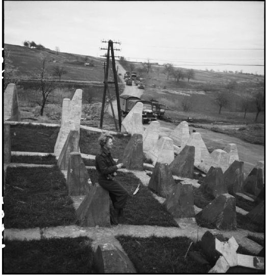 1945 / Allemagne / Portrait de Germaine Kanova sur la ligne Siegfried© ECPAD