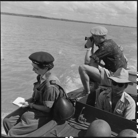 1953 / Indochine française / Les reporters Brigitte Friang et Raoul Coutard © ECPAD / Paul Corcuff
