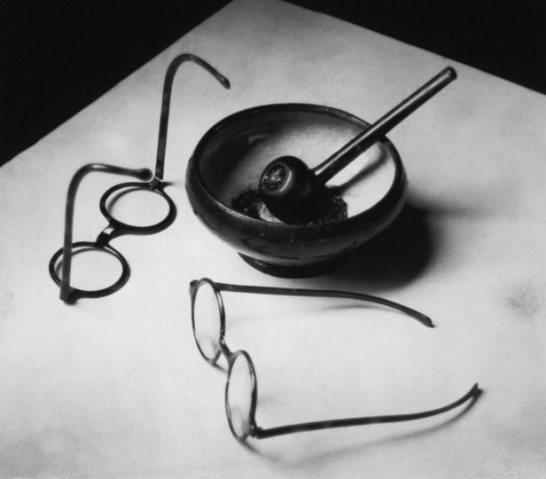 Les lunettes et la pipe de Mondrian, 1926. © André Kertész