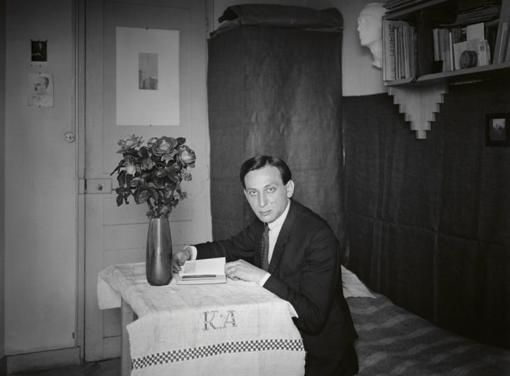 Autoportrait, Paris, 1927.
© André Kertész
