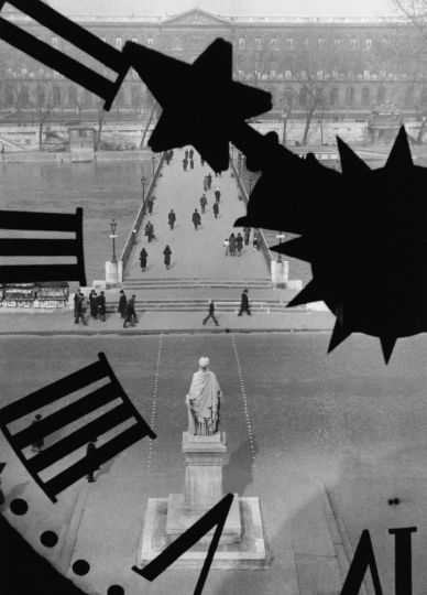 Le Pont des Arts vu à travers l'horloge de l'Institut de France, Paris, 1929-1932. © André Kertész