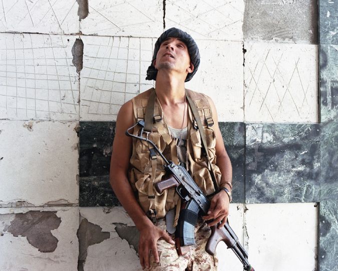 Jour d'offensive. Guerre contre l'organisation Etat Islamique à Syrte (2016) © Samuel Gratacap