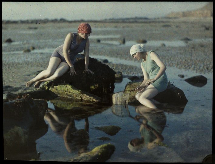 Deux femmes en maillot de bain se regardent dans une mare d'eau © Gustave Gain