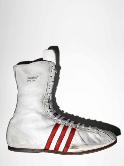 American boxer Muhammad Ali's Adidas special boxing shoes, de la série Document 2015 © Henry Leutwyler