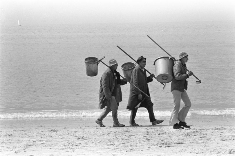 Beach cleaning team, 1984 © Nino Herman