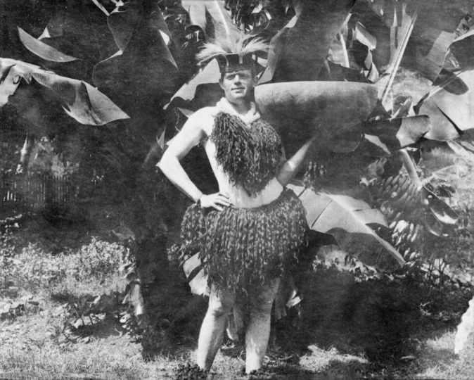 Jack London vêtu d'une jupe de danse en cheveux humains et fibres de coco. Nuku Hiva, archipel des Marquises, 1907.
© Courtesy of Jack London Papers, The Huntington Library, San Marino, California