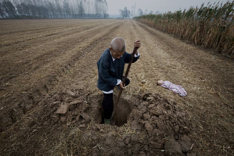 Farmer burrying dead infant Lankao Henan 2010 © Lu Guang