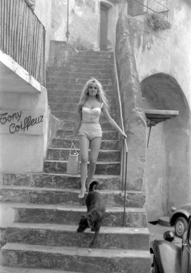 Brigitte Bardot desendant les escaliers, Place aux Herbes, Saint Tropez 1958