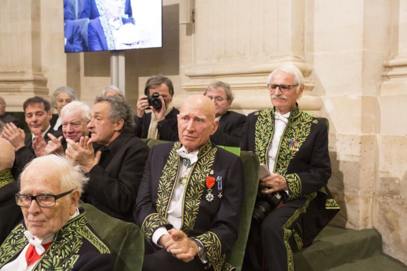 Sebastião Salgado occupe le fauteur de Lucien Clergue (devant Yann Arthus-Bertrand assis à côté des photographes Jean Gaumy et Bernard Perrine qui photographie… ) sous la coupole © Académie des beaux-arts / Juliette Agnel 