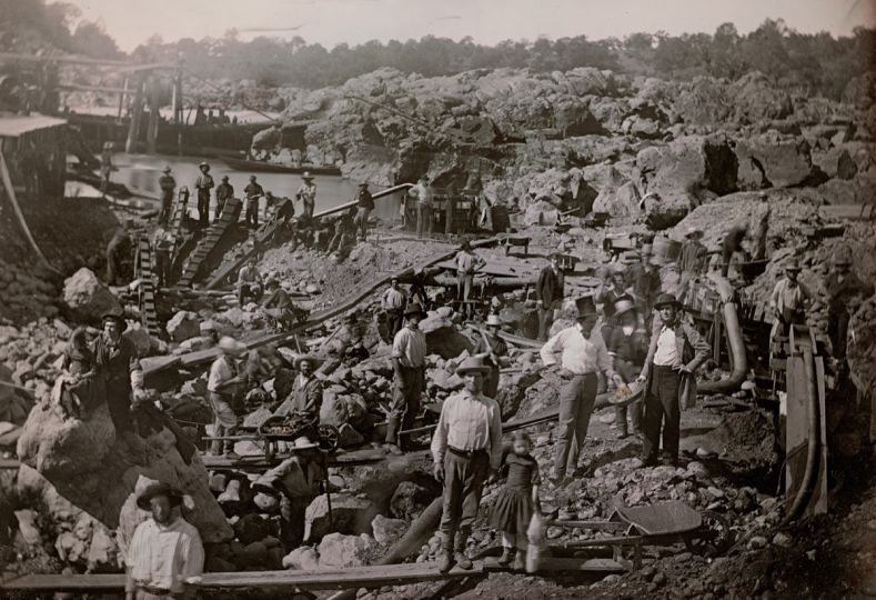 G.H. JohnsonOutdoor view of a large mining operation on the North Fork American River / Vue extérieure d’une exploitation minière à la Fourche Nord de l’American Riverc. 1852 / v. 1852Daguerreotype enhanced with gold / Daguerréotype rehaussé à l’or