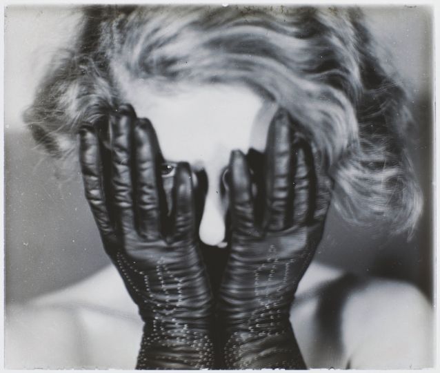 Germaine Krull (1897-1985) et Eli Lotar (1905-1969), Sans titre, vers 1930. Positif monochrome sur support verre, 9 x 12 cm. Paris, Paris, musée national d’Art moderne – Centre Georges Pompidou.