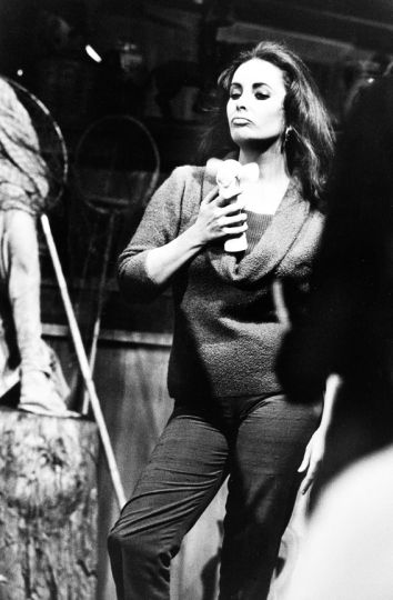 Elizabeth Taylor on the set of The sandpiper, Paris 1964 © Douglas Kirkland