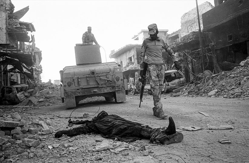 Cadavre d'un combattant de l'Etat islamique, vieille ville, Mossoul juillet 2017 © Matthieu Chazal