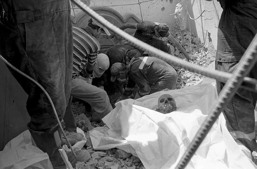 Exhumation des corps de victimes civiles, vieille ville, Mossoul, juillet 2017 © Matthieu Chazal
