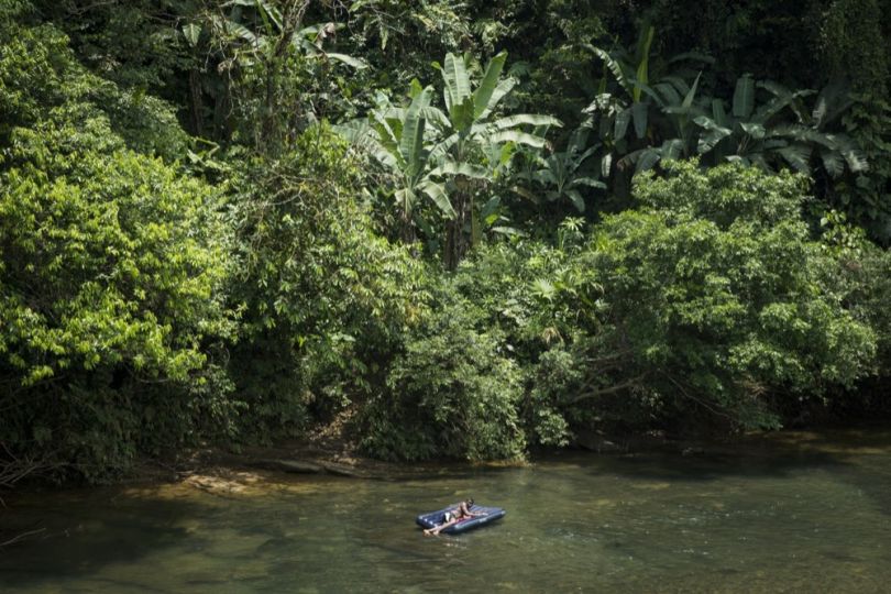 A man bathes in Tutunendo river, Chocó, close to the town that carries the same name.
Tutunendo is a small town and touristic location not far from Quibdó, Chocó’s capital city.
The climate of Tutunendo is that of a tropical rainforest, with rains distributed throughout the year. Its name means “river of scents” in Embera language. Colombia © Gaia Squarci