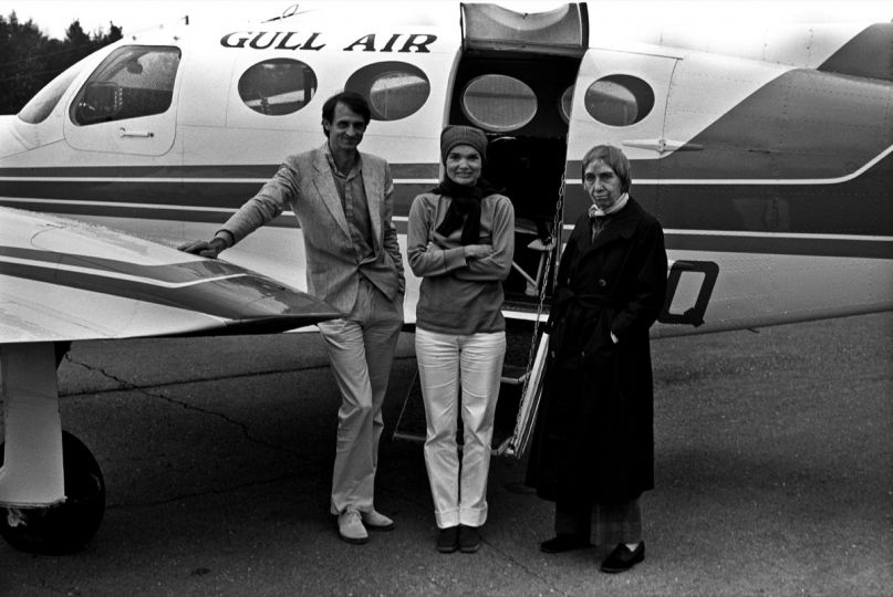 Curator William Ewing (left) with Jackie Kennedy-Onassis (Center) and photographer Berenice Abbott (right) © Hank O'Neal