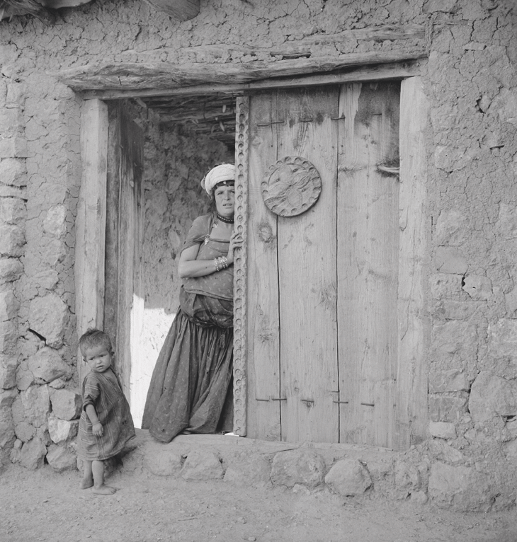 Femme dans l_encadrement d_une porte, Aurès 1935-1936 © Thérèse Rivière
