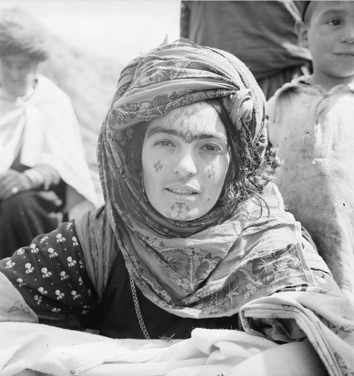 Femme portant un tatouage sur le front, population Ouled Abdi, août 1937 © Thérèse Rivière
