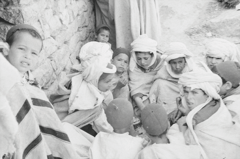 Fête de fin de la moisson, le repas des garçons, douar Tadjmout, 20 mai 1935 © Thérèse Rivière