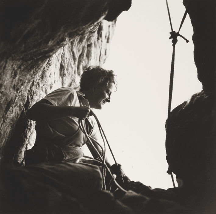 Germaine Tillion à l'entrée d'une grotte, Aurès, 1935-1936 © Thérèse Rivière