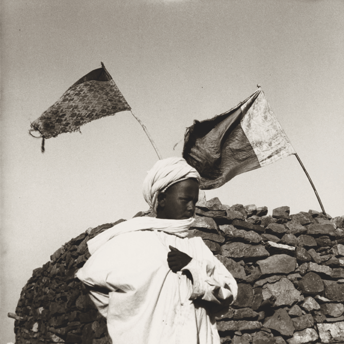 Jeune garçon devant une mosquée aux drapeaux flottants, Aurès, juillet 1935 © Germaine Tillion