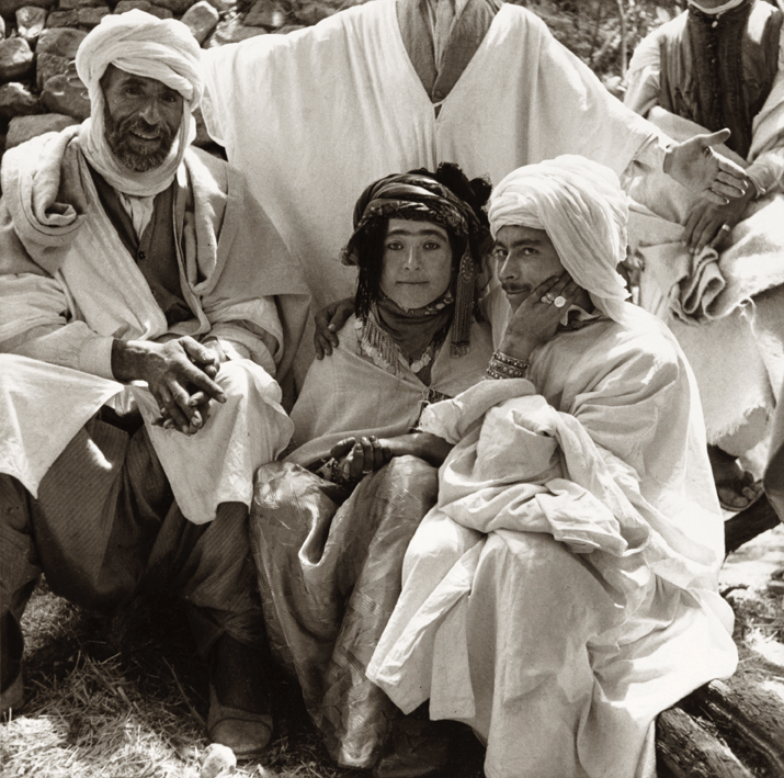 Une azria (femme libre) avec un groupe d'homme, marché annuel de Tiskifine, août 1935 © Germaine Tillion